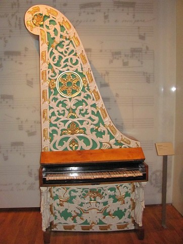 9.1275404555.giraffe-piano